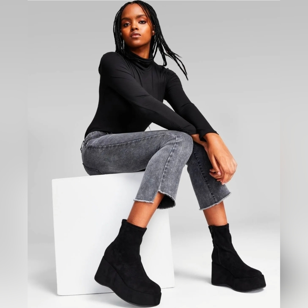 Wild Pair Womens Earlee Faux Suede Ankle Booties